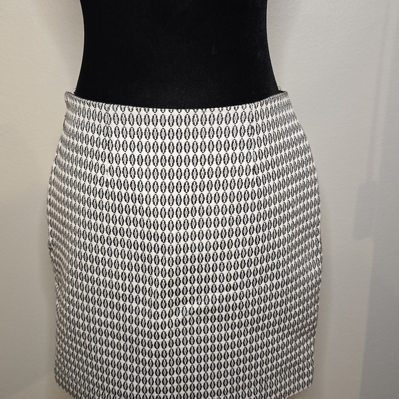 Ann Taylor White & Black Geometric Skirt Womens Size 6 - Picture 8 of 9